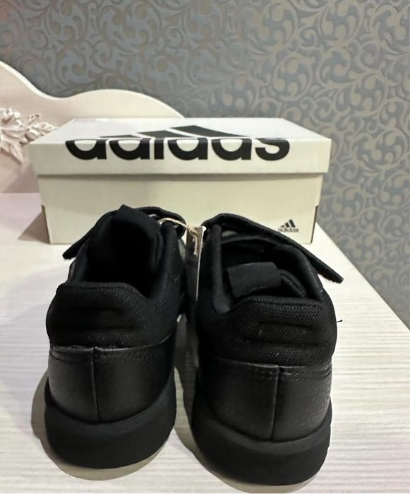 Adidas демі кросівки оозиіои від 30 до 35,5