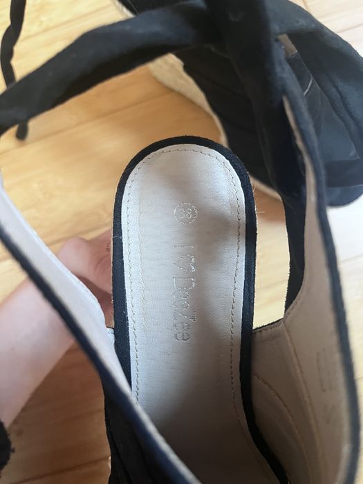 Sandały na koturnie Deezee