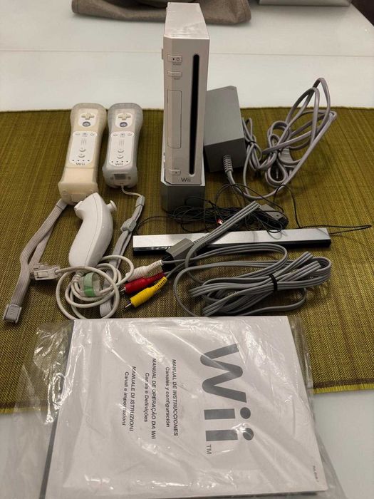 NINTENDO WII com 4 Jogos, 2 Comandos e todos os Cabos