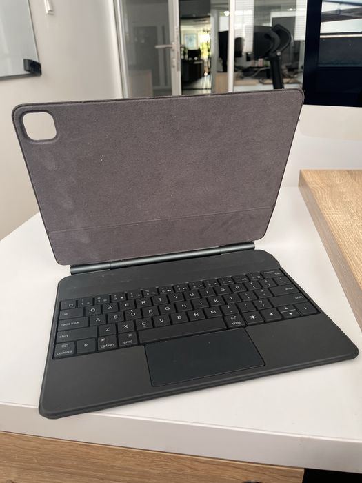 etui z podświetlaną klawiaturą Bluetooth i touchpadem Belkin Pro przeznaczone do iPada Pro 13