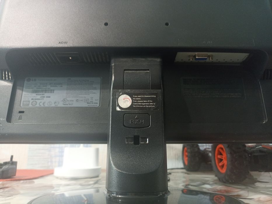 Монитор LG Flatron W2241S-BF.