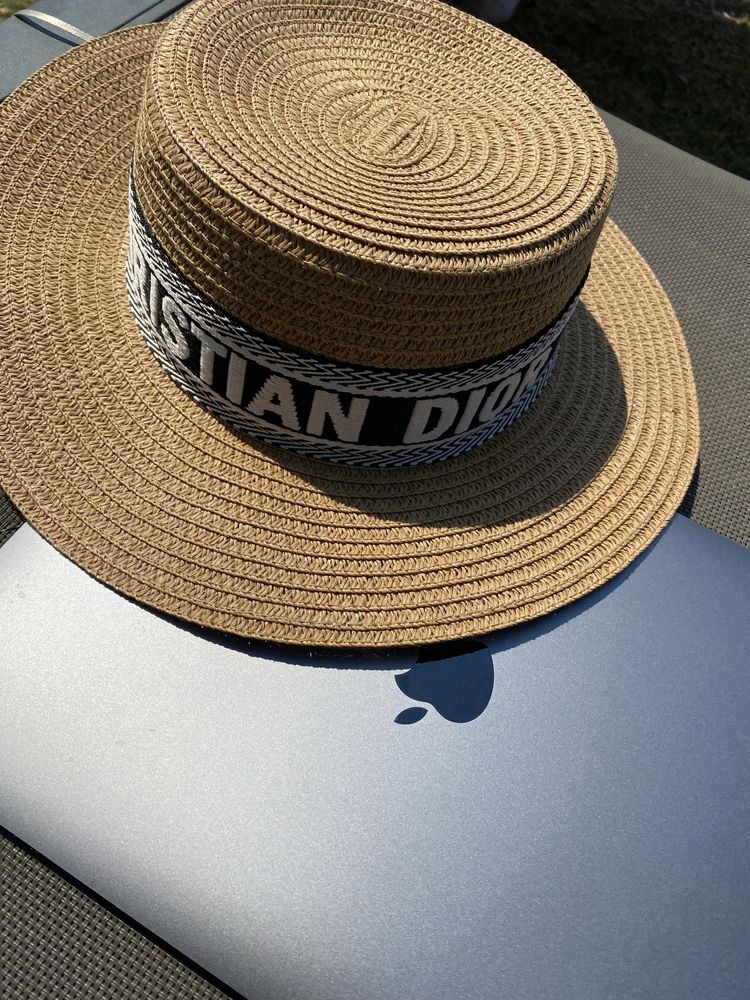 Kapelusz Dior w stylizacji