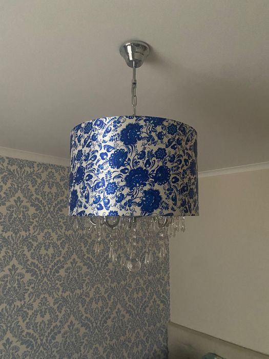 Люстра з абажуром у класичному стилі