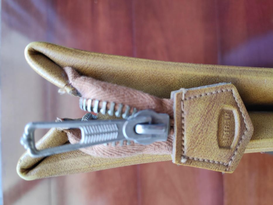 Pasta em pele da marca AMBAR