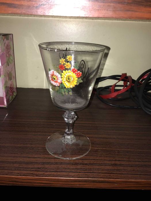 copo de licor com flores