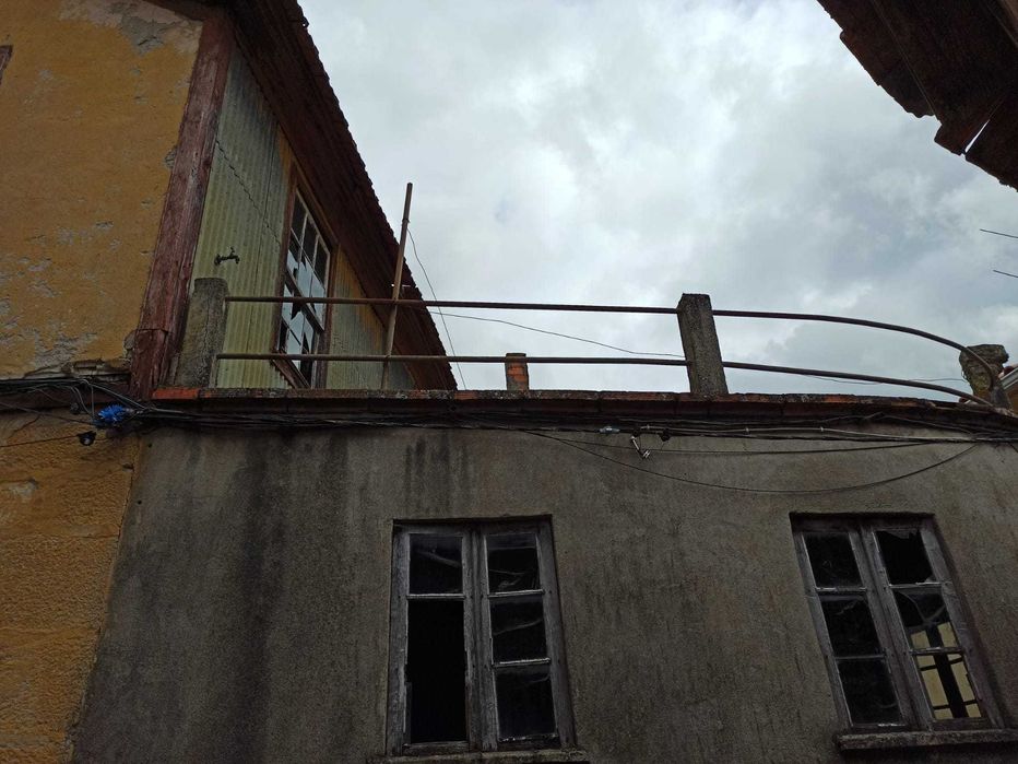 Casa para reconstrução em frente ao convento de Salzedas