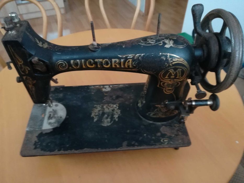 Zabytkowa maszyna do szycia VICTORIA