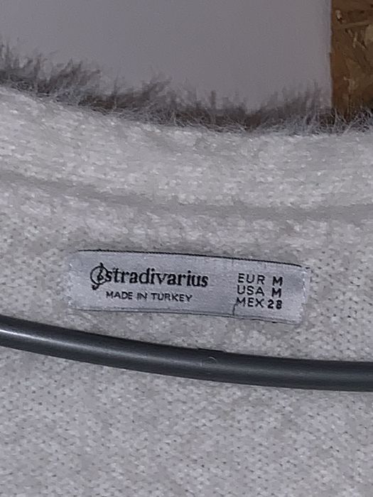 sweter bialy kardigan rozpinany na guziki stradivarius