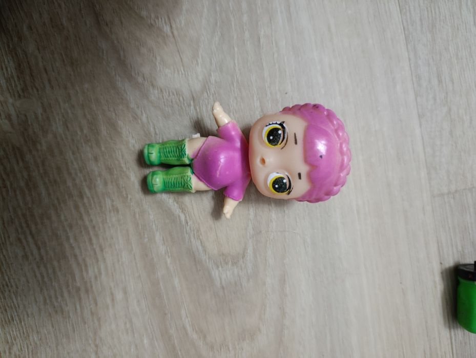Laleczki imitowanie lalkami lol
