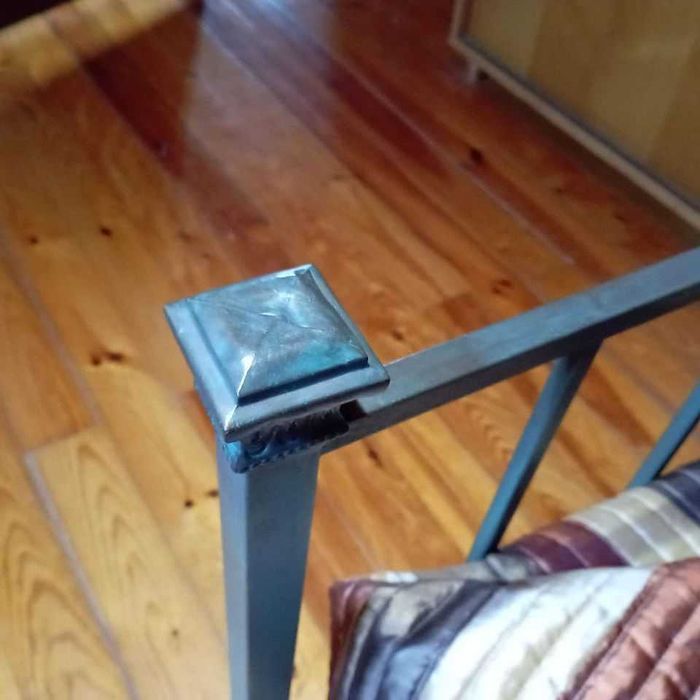 Cama individual + estrado + colchão.