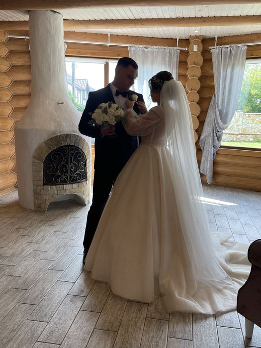 Вишукана весільна сукня айворі