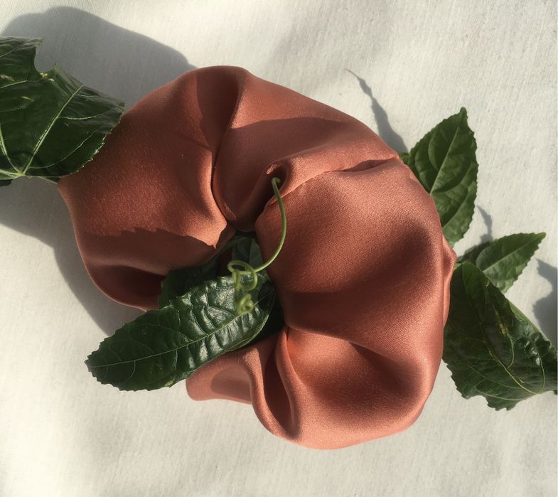 Шовкова об‘ємна резинка-браслет з натурального шовку