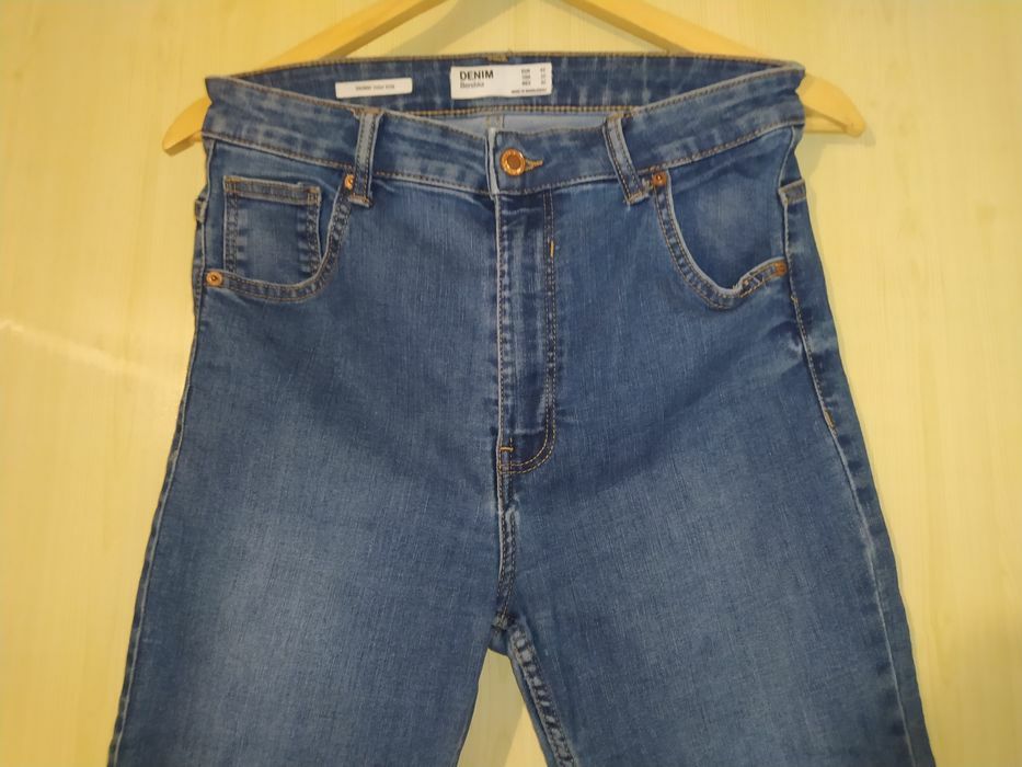 Продам женские джинсы