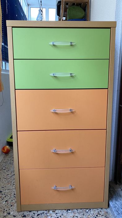 Mobilia (camiseiro, mesa de cabeceira, estante e secretária)