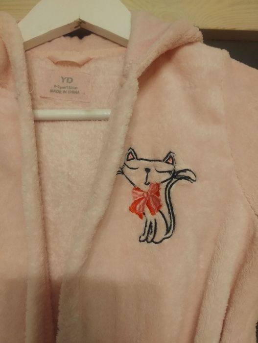 Szlafrok różowy z kotem na dziewczynkę r.122