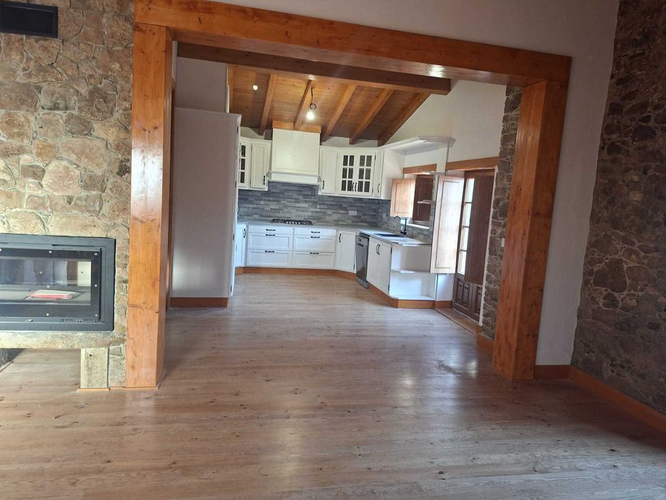 Moradia Térrea T2 Totalmente Reconstruída com Charme Rústico