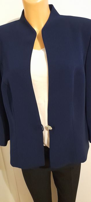 Granatowy zakiet krotki