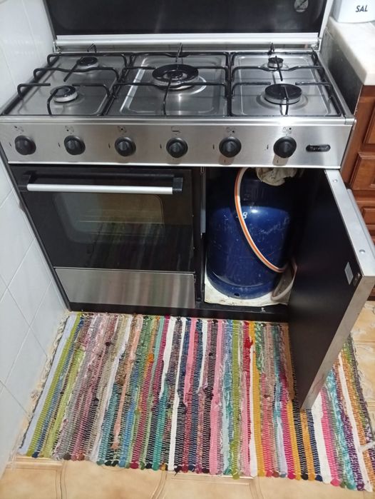 Fogão a gás de botija cinco bocas como novo 200€ negociáveis,novo custa  quase quinhentos euros,é de aproveitar.