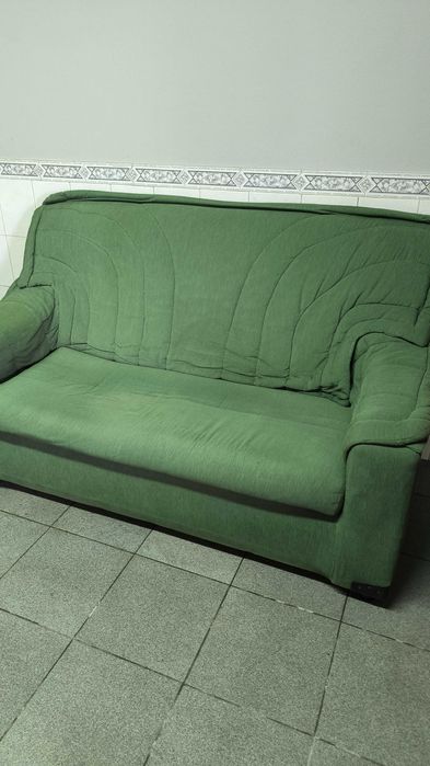 Sofá verde em bom estado