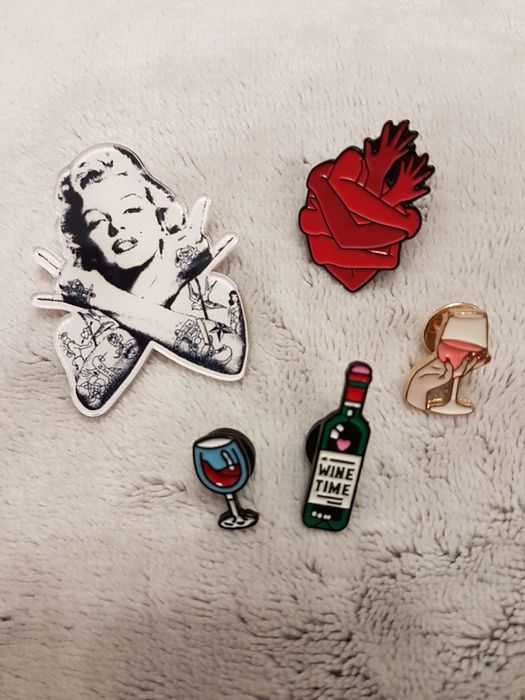 Nowe przypinki do kurtki plecaka