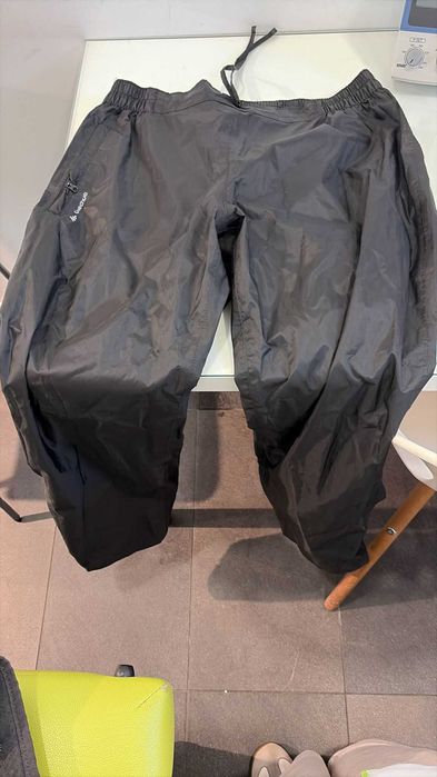 Impermeável  camisola e calças