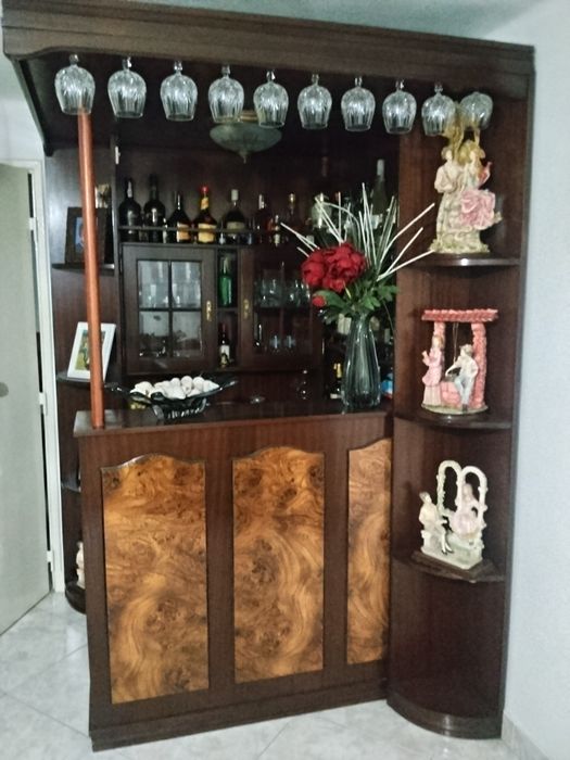 Bar de mogno e raiz de nogueira