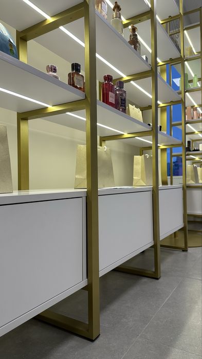 Продаж меблів для магазину / салону (стелажі, ресепшн, дзеркала)