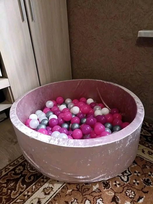 Сухий басейн з кульками