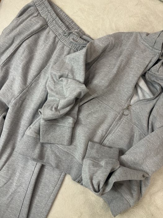 Сірий спортивний костюм