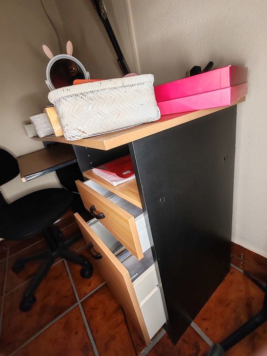 Secretaria em madeira com cadeira