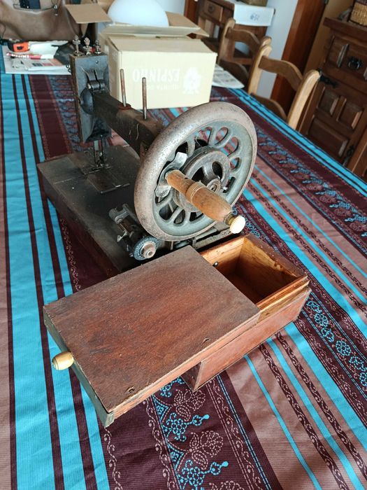 Maquina de costura manual muito antiga vintage Seidel & Naumann