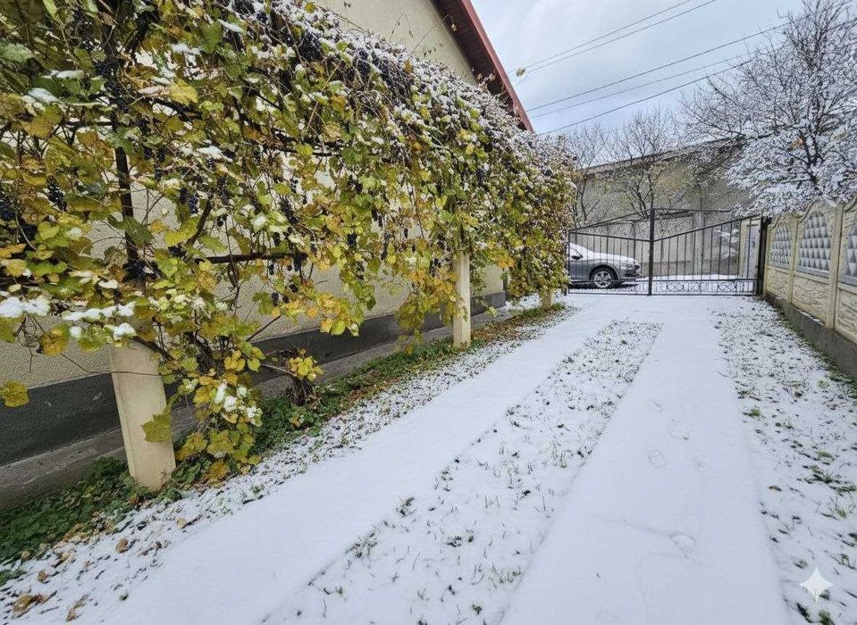 Продається добротний цегляний будинок з гаражем в м.Стрий...