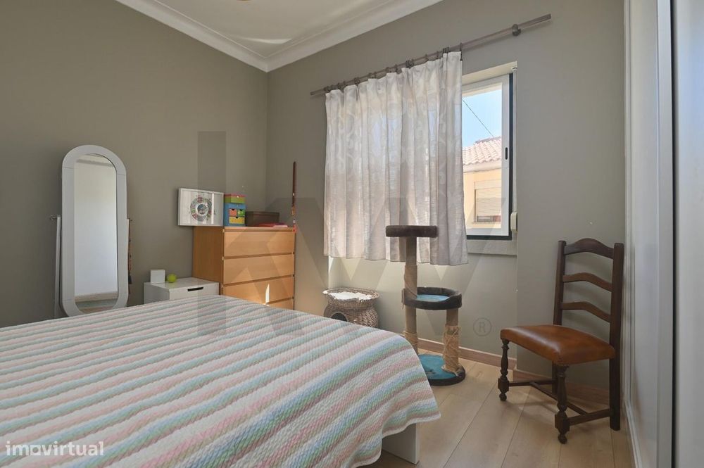 Apartamento T2 Renovado com Varanda no Centro da Parede I Cascais