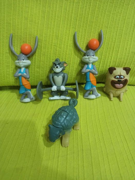 Dolls: Various Bugs Bunny, Tom and Jerry, etc.64739561676035121