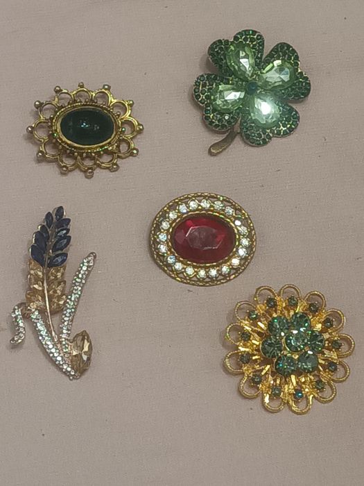 Pregadeiras/ alfinetes de peito