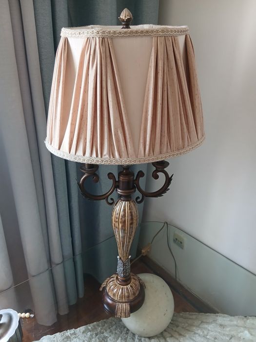 Candeeiro de sala com duas velas