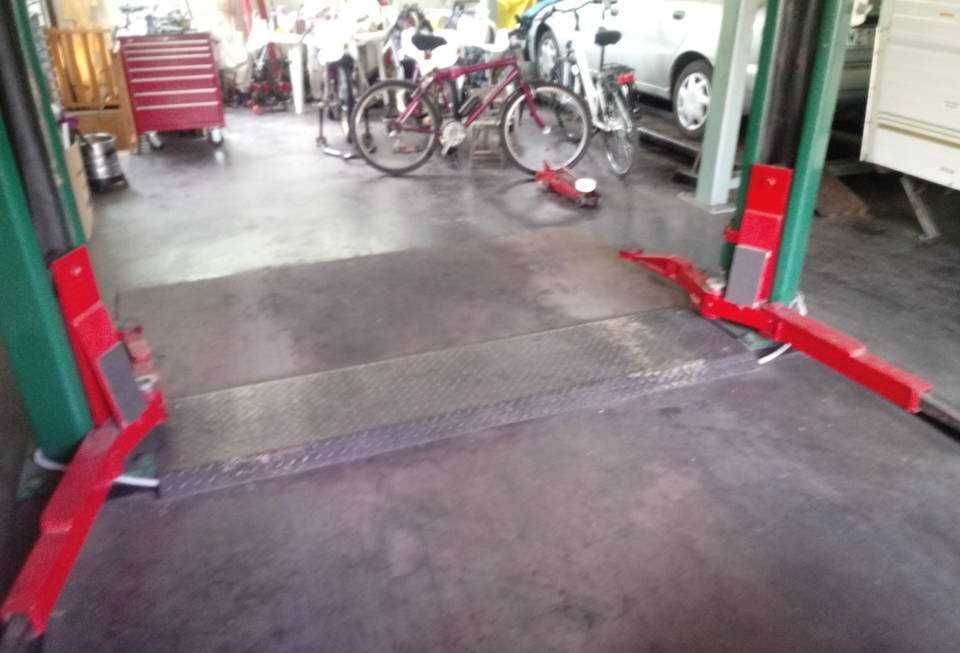 Podnośnik dwukolumnowy śrubowy