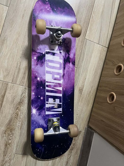 Deskorolka w dobrym stanie, tylko pobrudzona od piasku na gozrze .