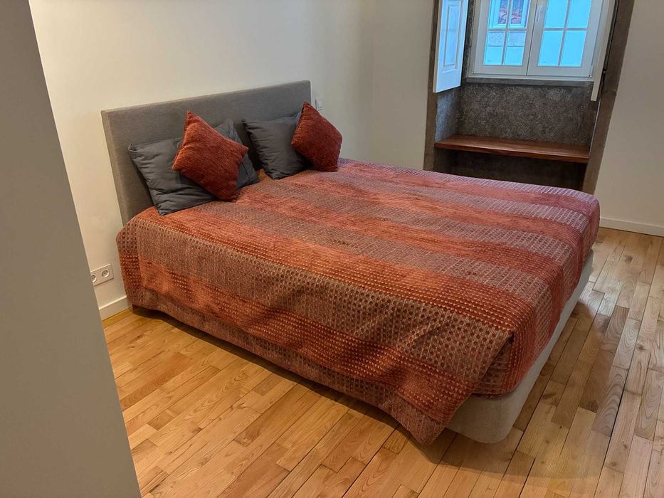 Cama de Casal Queen Size (160x200) + Colchão – Excelente Estado