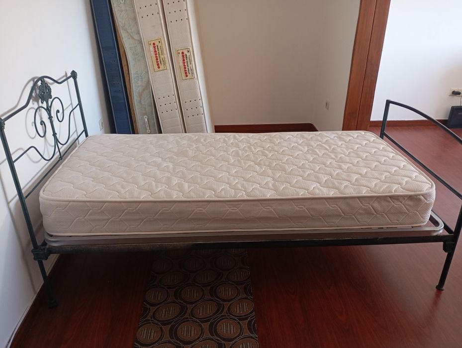 Cama de solteiro de ferro maciço
