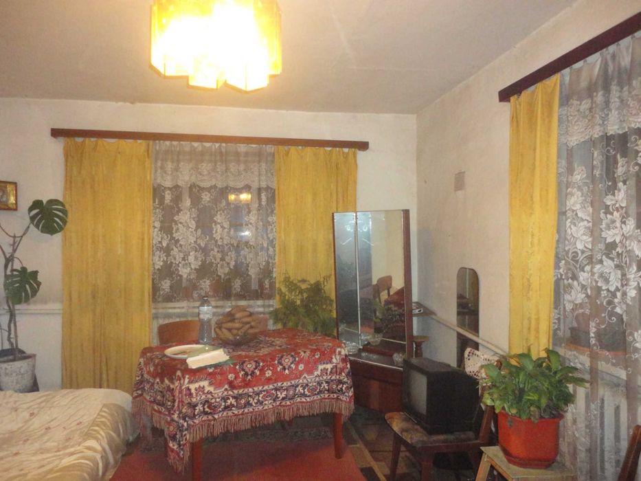 окрема кімната в оренду 20кв.м та гараж 25кв. м. в селі в будинку.