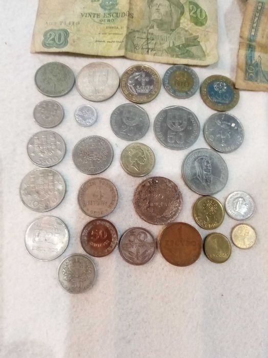 mala com moedas antigas de escudos