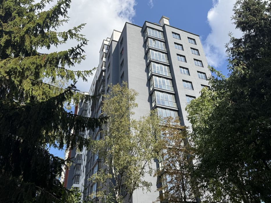 Продаж квартири з видом на озеро