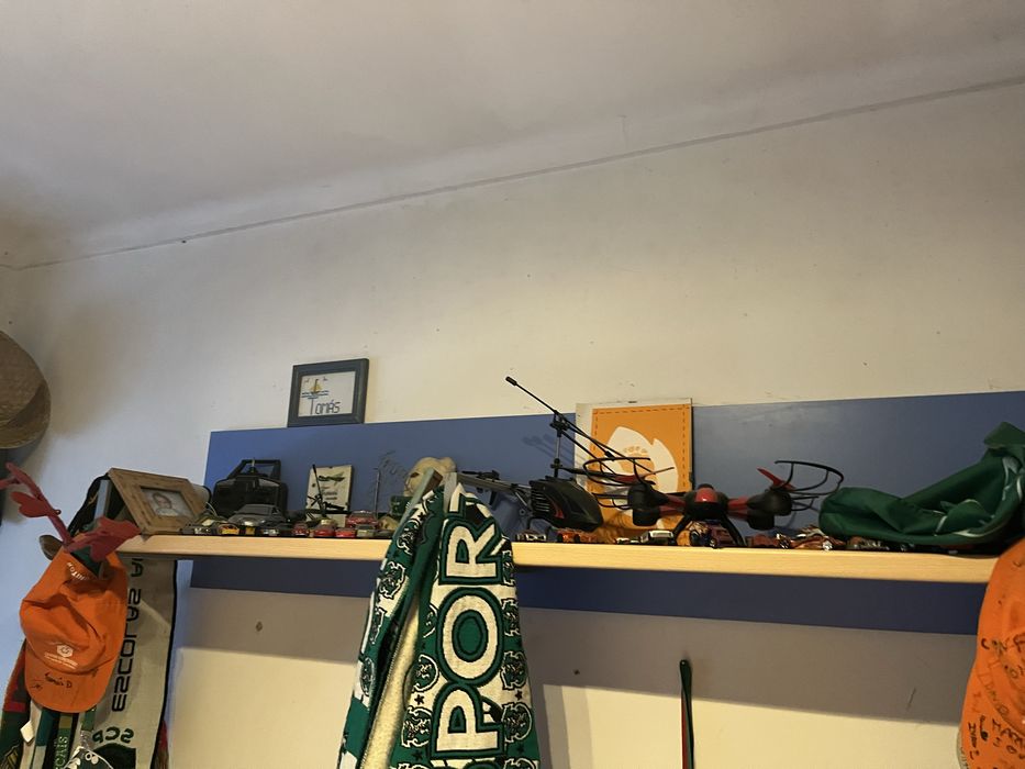 Roupeiro, prateleira e camiseiro