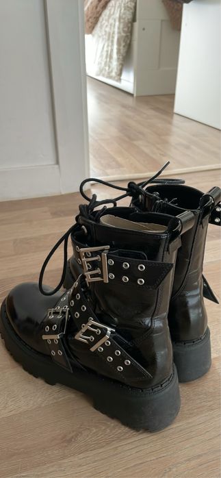 Botas pretas da zara novas com tachas prateadas numero 37