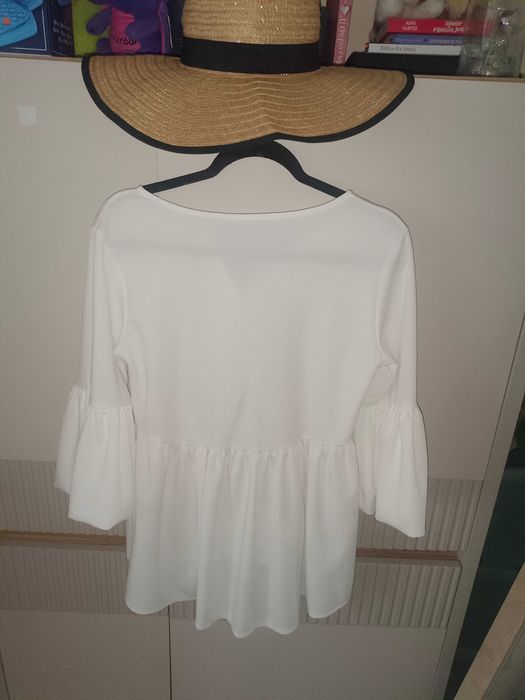 Bluzka biała tył dłuższy rękawy dzwonki, rozmiar S