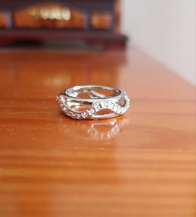 Anel prateado com brilhantes, tamanho S