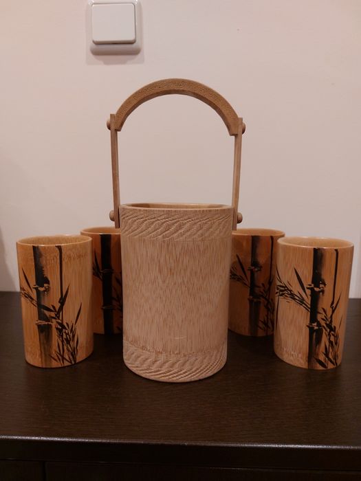 Copos e balde de gelo em bambu