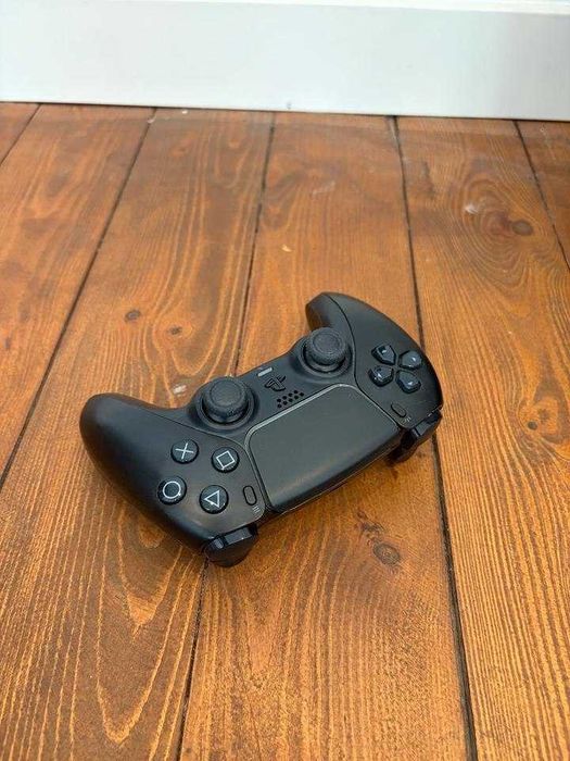 Consola PlayStation 5 com leitor de discos + 2 comandos PlayStation 5.