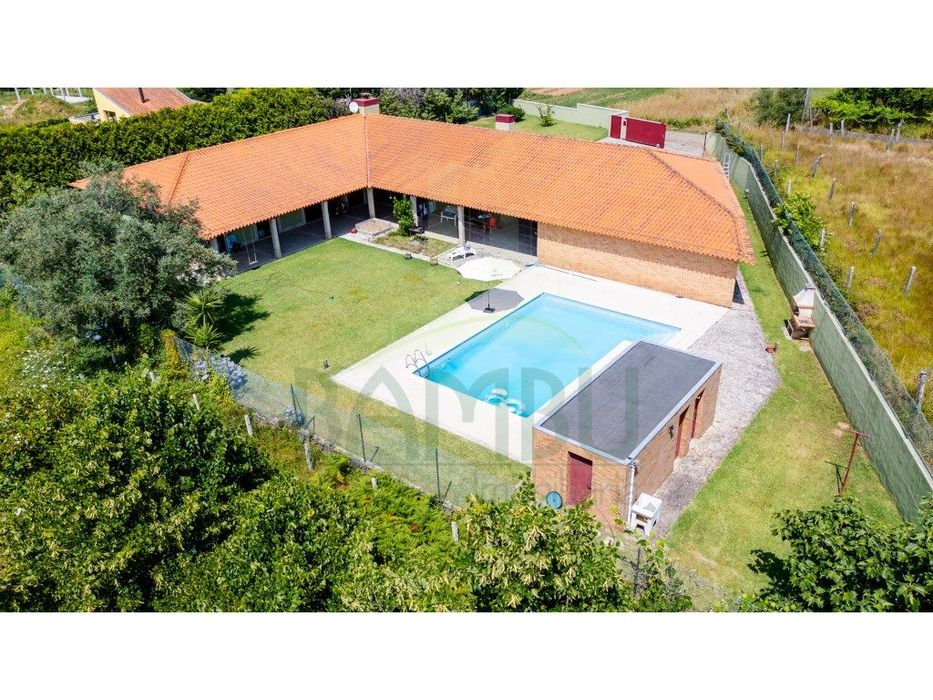 Moradia T4 térrea, com piscina, inserida em terreno com 1.718m2